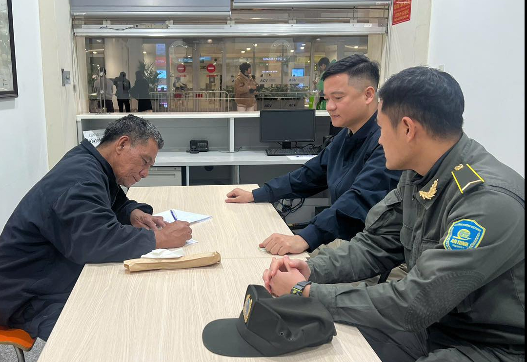 Lạc ở phố cổ H&agrave; Nội, du kh&aacute;ch Philippines l&ecirc;n s&acirc;n bay Nội B&agrave;i nhờ gi&uacute;p đỡ- Ảnh 1.