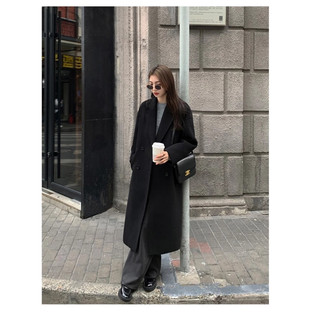 Chẳng cần sắm sửa nhiều, m&ugrave;a đ&ocirc;ng chỉ cần đ&uacute;ng một chiếc &aacute;o kho&aacute;c "ch&acirc;n &aacute;i" n&agrave;y l&agrave; đủ để Jennie, Lisa v&agrave; hội mặc đẹp sang chảnh hết nấc- Ảnh 19.