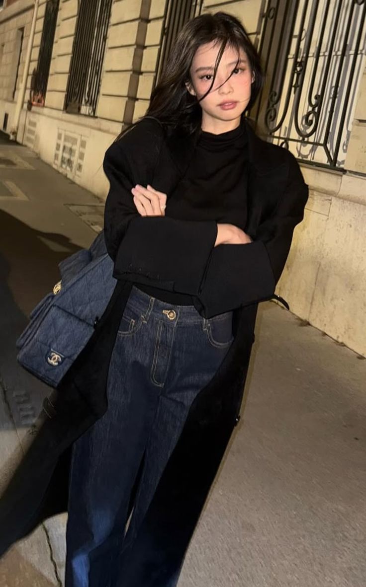 Chẳng cần sắm sửa nhiều, m&ugrave;a đ&ocirc;ng chỉ cần đ&uacute;ng một chiếc &aacute;o kho&aacute;c "ch&acirc;n &aacute;i" n&agrave;y l&agrave; đủ để Jennie, Lisa v&agrave; hội mặc đẹp sang chảnh hết nấc- Ảnh 3.