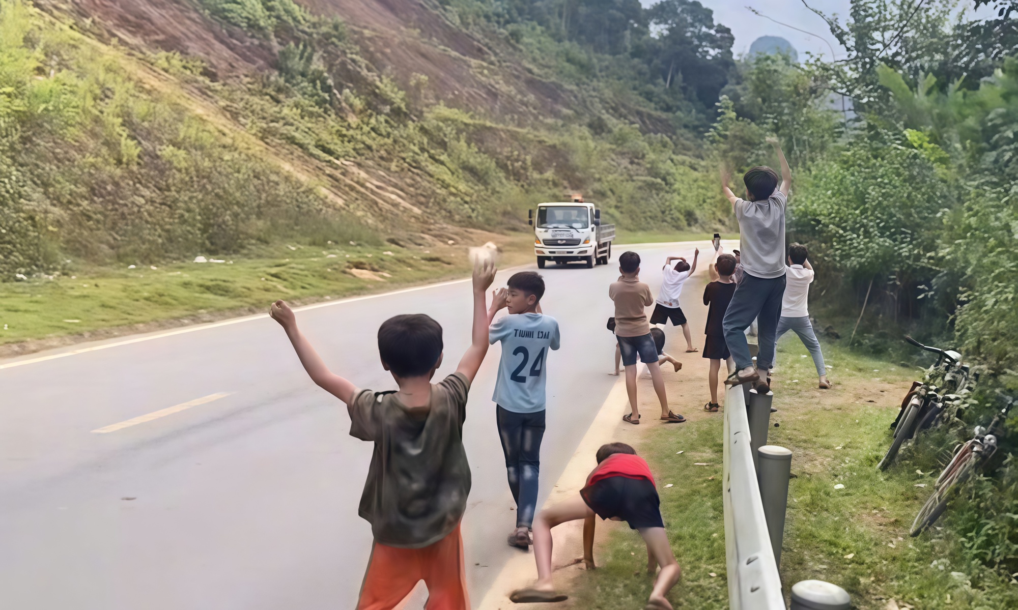 V&igrave; sao CSGT Quảng Trị phải l&ecirc;n tiếng về h&igrave;nh ảnh n&agrave;y của trẻ em?- Ảnh 1.