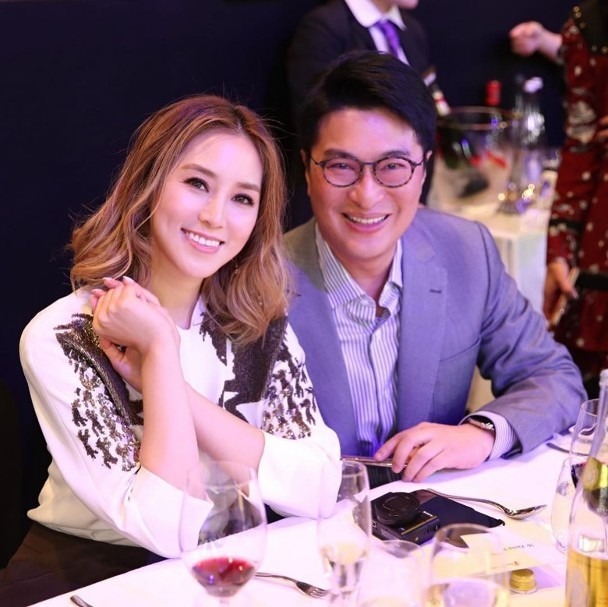 Chưa thấy ai sướng như mỹ nh&acirc;n n&agrave;y: Được con trai tỷ ph&uacute; quỳ gối cầu h&ocirc;n với 337 tỷ tiền mặt, v&agrave;ng cưới 75 tỷ- Ảnh 5.