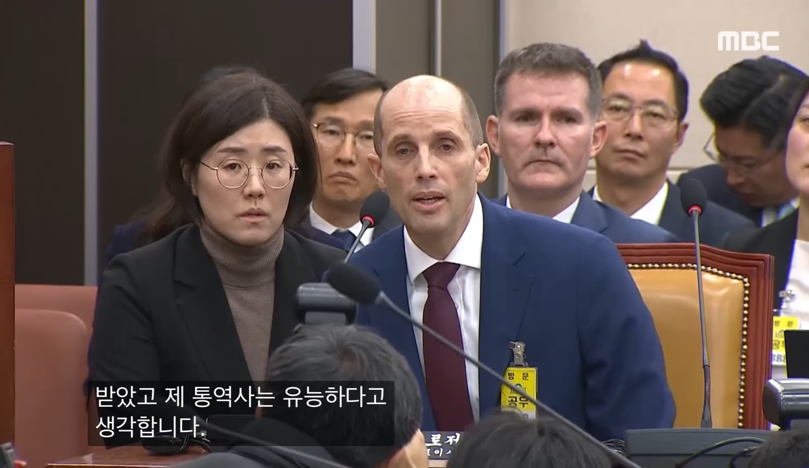 L&agrave;m phi&ecirc;n dịch vi&ecirc;n kh&oacute; cỡ n&agrave;o: T&igrave;nh huống trong phi&ecirc;n điều trần Quốc hội H&agrave;n Quốc khiến tất cả đều phải to&aacute;t mồ h&ocirc;i- Ảnh 2.