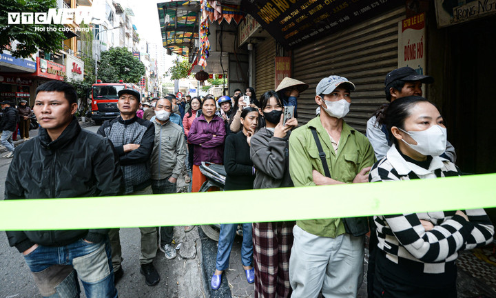 Nh&acirc;n chứng kể ph&uacute;t lửa bao tr&ugrave;m nh&agrave; 7 tầng, chủ nh&agrave; nhảy từ tr&ecirc;n cao tho&aacute;t th&acirc;n- Ảnh 2.