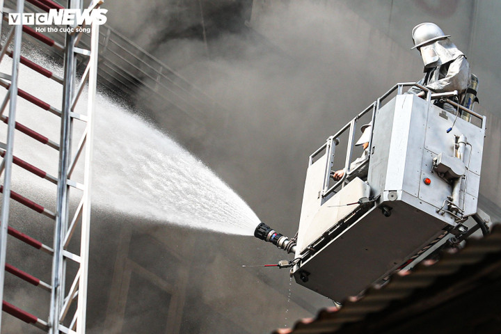 Nh&acirc;n chứng kể ph&uacute;t lửa bao tr&ugrave;m nh&agrave; 7 tầng, chủ nh&agrave; nhảy từ tr&ecirc;n cao tho&aacute;t th&acirc;n- Ảnh 3.