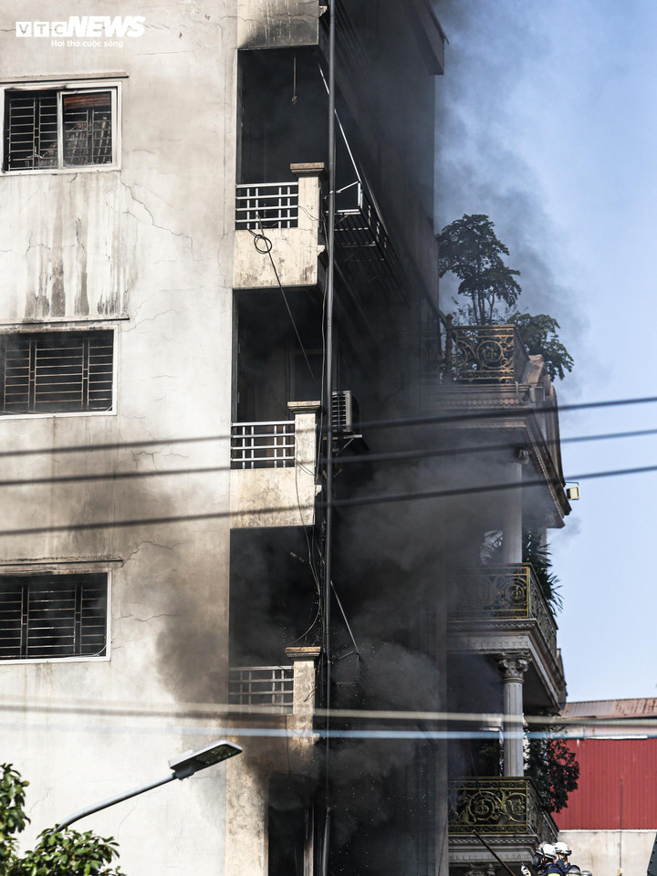 Nh&acirc;n chứng kể ph&uacute;t lửa bao tr&ugrave;m nh&agrave; 7 tầng, chủ nh&agrave; nhảy từ tr&ecirc;n cao tho&aacute;t th&acirc;n- Ảnh 1.