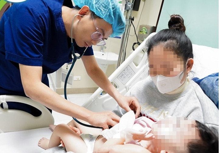 B&eacute; 3 tuổi bị ch&oacute; nh&agrave; 30kg cắn thấu ngực, nguy kịch- Ảnh 1.