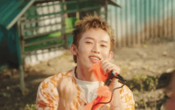 Nam ca sĩ Vbiz l&agrave;m mọi c&aacute;ch cố tho&aacute;t m&aacute;c 