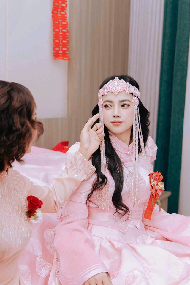 C&ocirc; d&acirc;u Việt v&agrave; ch&uacute; rể Nội M&ocirc;ng chiếm s&oacute;ng MXH gần đ&acirc;y: Lấy sếp l&agrave;m chồng, c&ocirc; nh&acirc;n vi&ecirc;n "l&atilde;i lớn"- Ảnh 2.