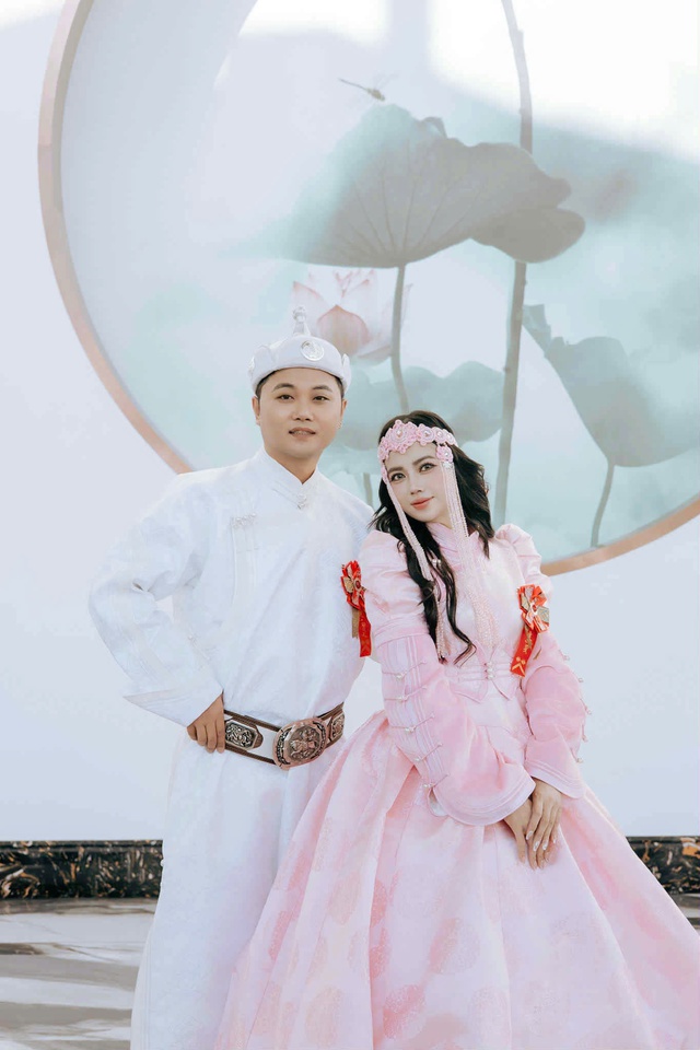 C&ocirc; d&acirc;u Việt v&agrave; ch&uacute; rể Nội M&ocirc;ng chiếm s&oacute;ng MXH gần đ&acirc;y: Lấy sếp l&agrave;m chồng, c&ocirc; nh&acirc;n vi&ecirc;n "l&atilde;i lớn"- Ảnh 3.