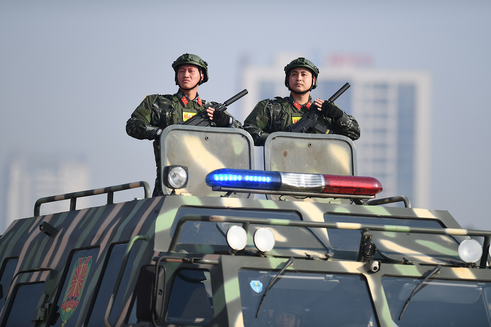 Nữ sĩ quan Cảnh vệ tại buổi diễn tập bảo vệ Đại hội XIV gây ấn tượng mạnh: Khí chất nghiêm trang nhưng vẫn cực cuốn hút- Ảnh 10. Nữ sĩ quan Cảnh vệ tại buổi diễn tập bảo vệ Đại hội XIV gây ấn tượng mạnh: Khí chất nghiêm trang nhưng vẫn cực cuốn hút- Ảnh 10.