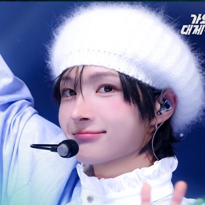 Nam ca sĩ lộ c&aacute;nh tay chỉ c&ograve;n 