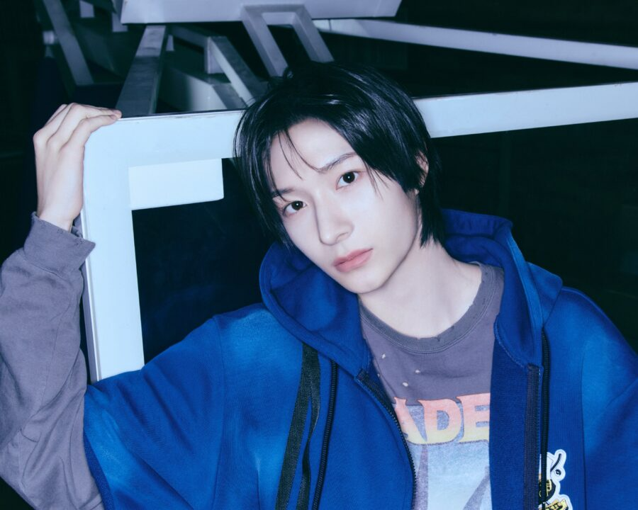 Nam ca sĩ lộ c&aacute;nh tay chỉ c&ograve;n 