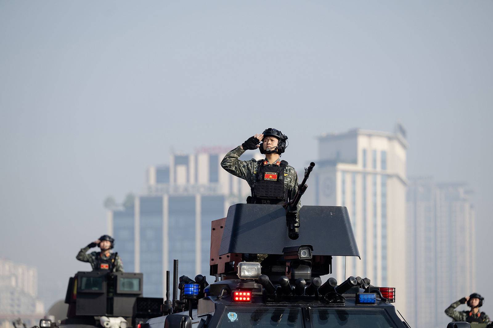 Nữ sĩ quan Cảnh vệ tại buổi diễn tập bảo vệ Đại hội XIV gây ấn tượng mạnh: Khí chất nghiêm trang nhưng vẫn cực cuốn hút- Ảnh 12. Nữ sĩ quan Cảnh vệ tại buổi diễn tập bảo vệ Đại hội XIV gây ấn tượng mạnh: Khí chất nghiêm trang nhưng vẫn cực cuốn hút- Ảnh 12.