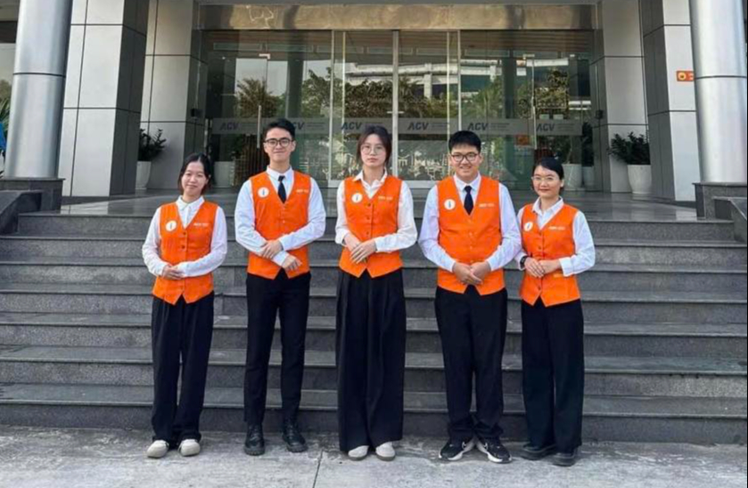 Lạc ở phố cổ H&agrave; Nội, du kh&aacute;ch Philippines l&ecirc;n s&acirc;n bay Nội B&agrave;i nhờ gi&uacute;p đỡ- Ảnh 3.