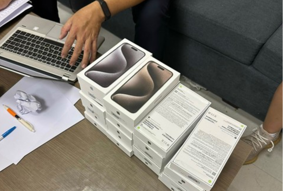 Hải quan thanh l&yacute; h&agrave;ng ngh&igrave;n chiếc iPhone l&agrave; tang vật vi phạm h&agrave;nh ch&iacute;nh, gi&aacute; trung b&igrave;nh 800.000 đồng/chiếc- Ảnh 1.
