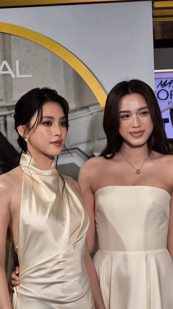 Đỗ H&agrave; nh&uacute;n nhường khi đứng cạnh Tiểu Vy- Ảnh 1.