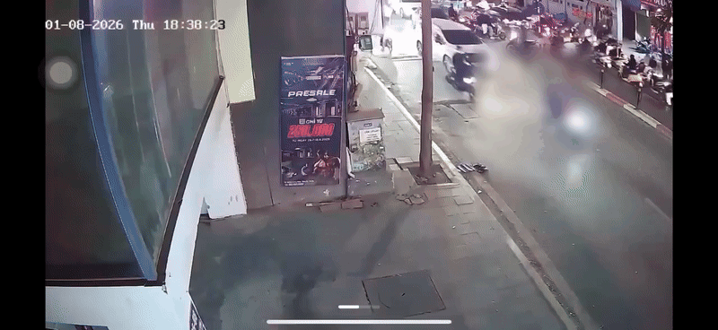 Người đ&agrave;n &ocirc;ng đi xe m&aacute;y bị &ocirc; t&ocirc; k&eacute;o l&ecirc;, tử vong tr&ecirc;n phố H&agrave; Nội: Camera h&eacute; lộ diễn biến đau l&ograve;ng- Ảnh 1.