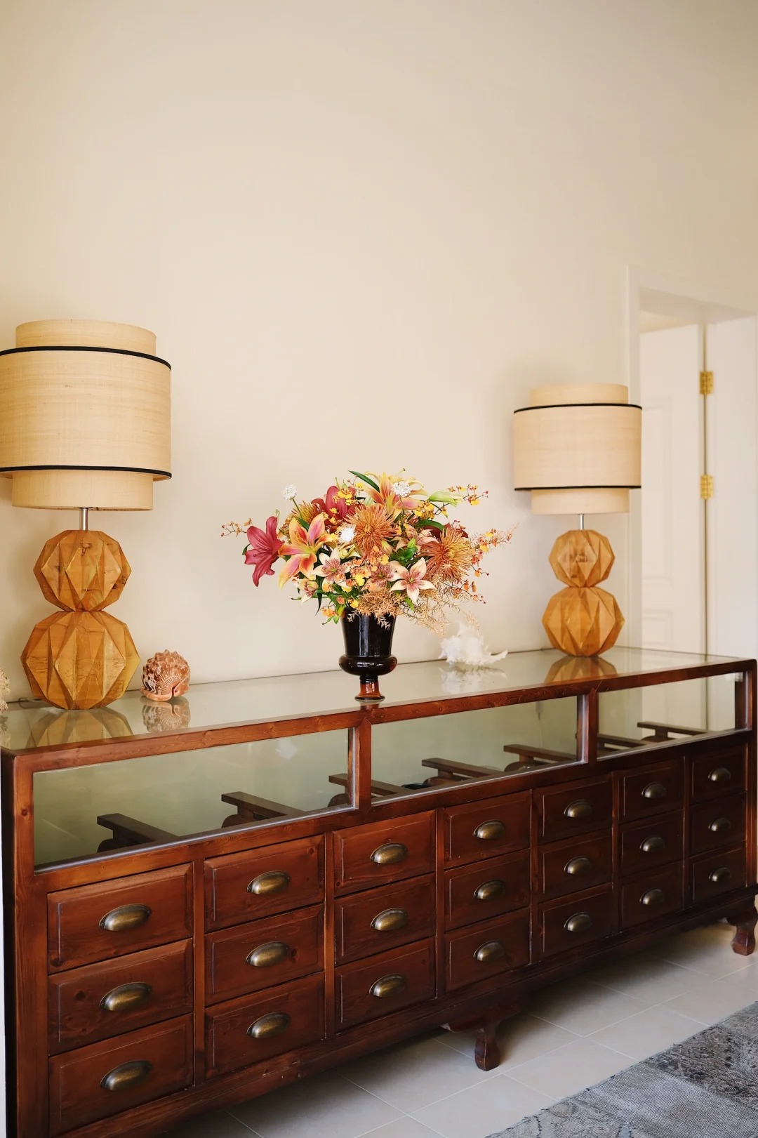 Tranh c&atilde;i chuyện chưng hoa Ly ng&agrave;y Tết: Người sợ "ly t&aacute;n", kẻ mừng "b&aacute;ch hợp", đ&acirc;u mới l&agrave; c&aacute;ch chơi hoa chuẩn phong thủy?- Ảnh 13.