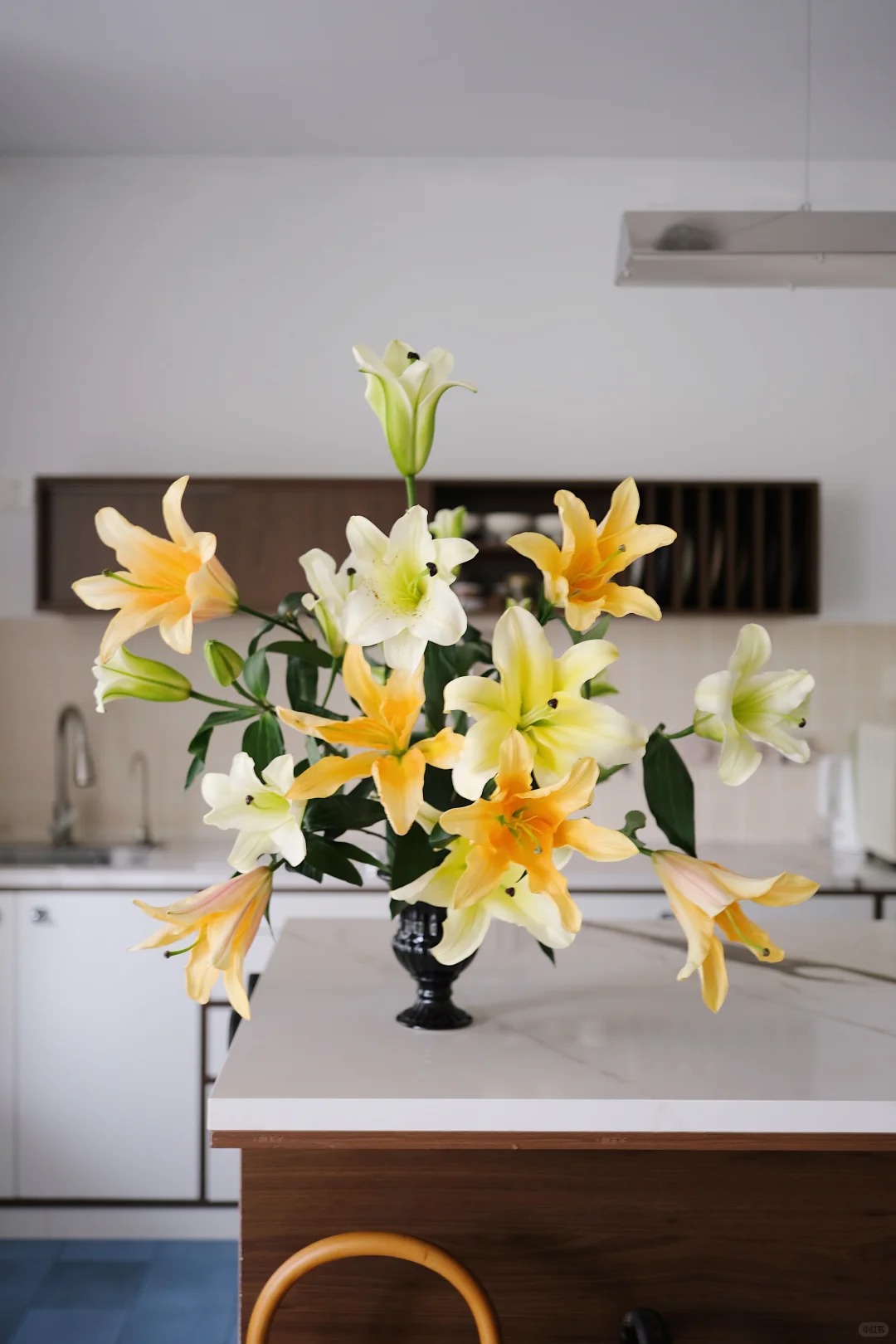 Tranh c&atilde;i chuyện chưng hoa Ly ng&agrave;y Tết: Người sợ "ly t&aacute;n", kẻ mừng "b&aacute;ch hợp", đ&acirc;u mới l&agrave; c&aacute;ch chơi hoa chuẩn phong thủy?- Ảnh 6.