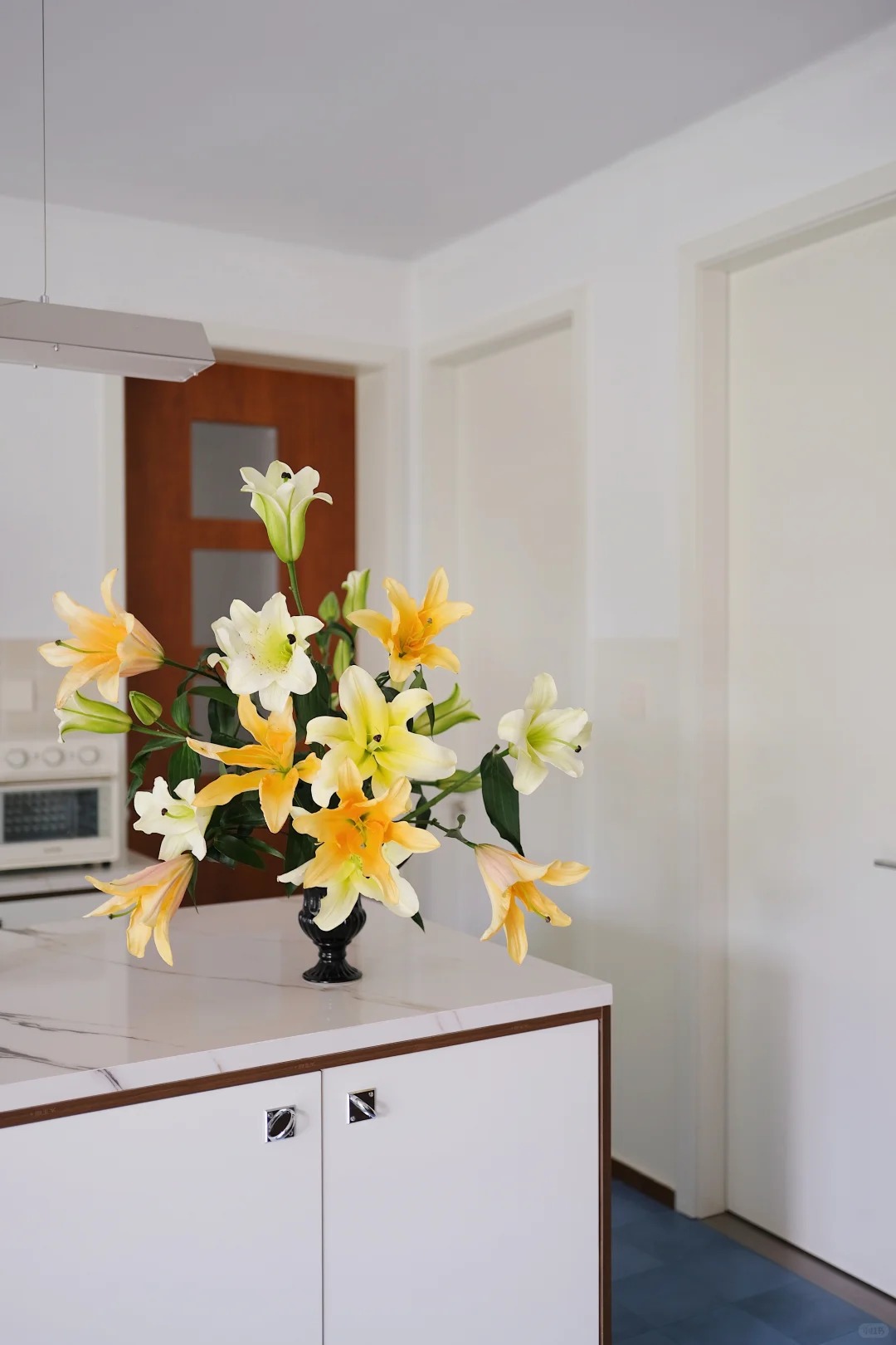 Tranh c&atilde;i chuyện chưng hoa Ly ng&agrave;y Tết: Người sợ "ly t&aacute;n", kẻ mừng "b&aacute;ch hợp", đ&acirc;u mới l&agrave; c&aacute;ch chơi hoa chuẩn phong thủy?- Ảnh 5.