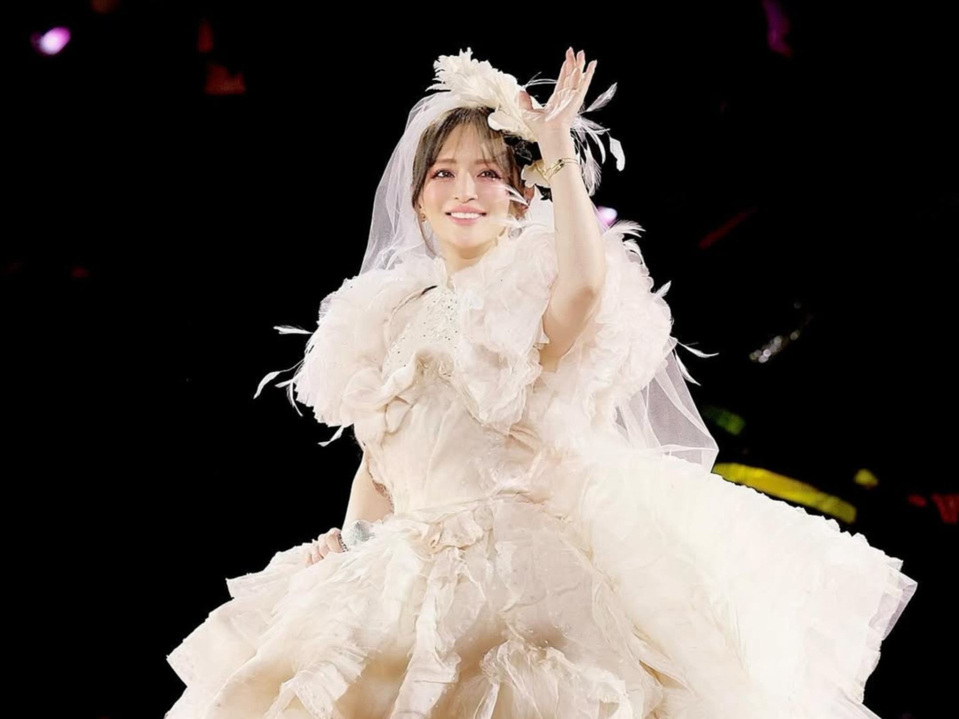 Ca sĩ giàu nhất châu Á: Tài sản chục nghìn tỷ, đi hát khắp nơi với đôi tai không nghe thấy gì- Ảnh 4. Ca sĩ giàu nhất châu Á: Tài sản chục nghìn tỷ, đi hát khắp nơi với đôi tai không nghe thấy gì- Ảnh 4.