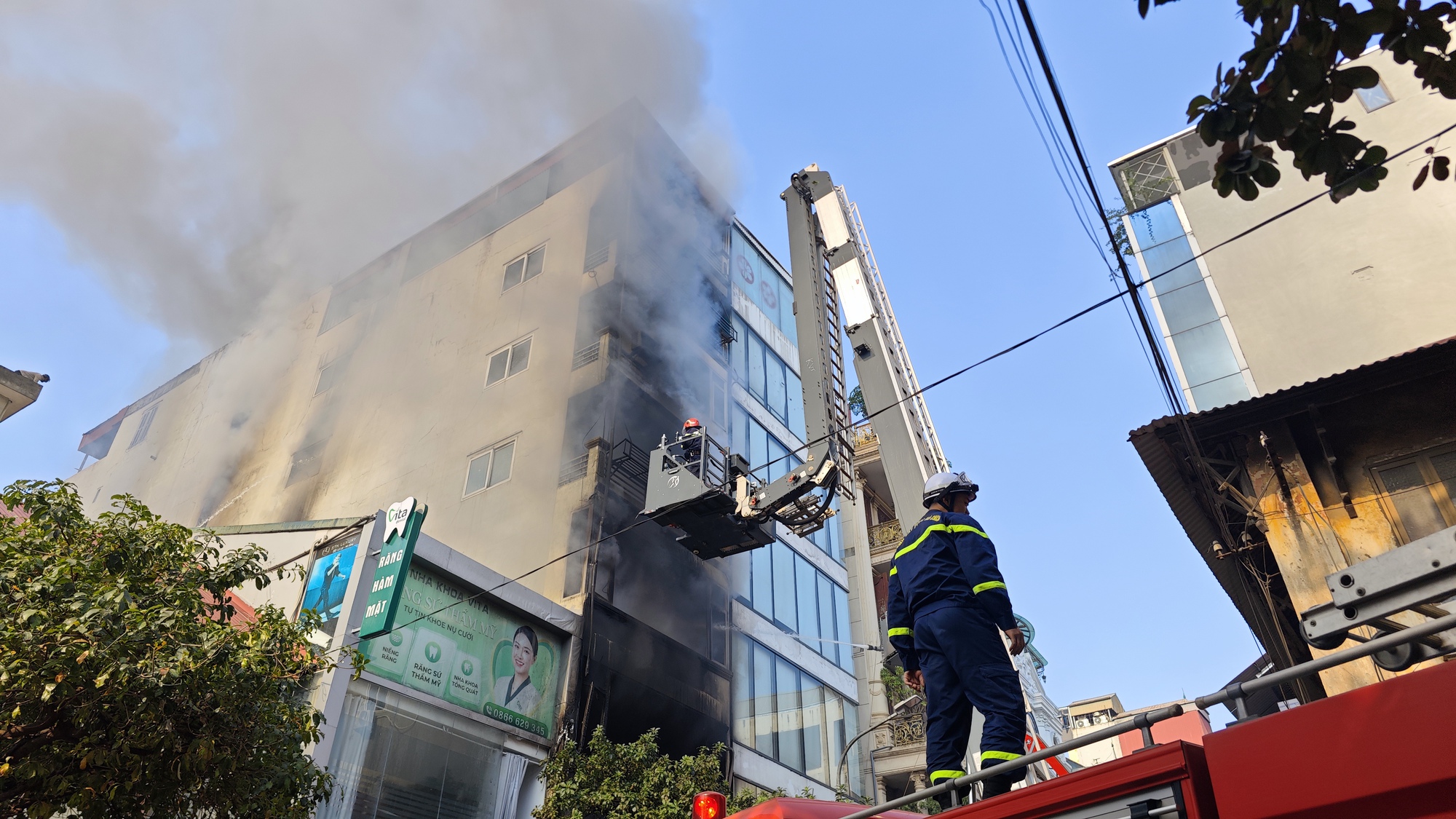 N&Oacute;NG: Ch&aacute;y lớn tại căn nh&agrave; 7 tầng ở H&agrave; Nội, chủ nh&agrave; hoảng loạn nhảy từ tr&ecirc;n cao tho&aacute;t th&acirc;n- Ảnh 4.