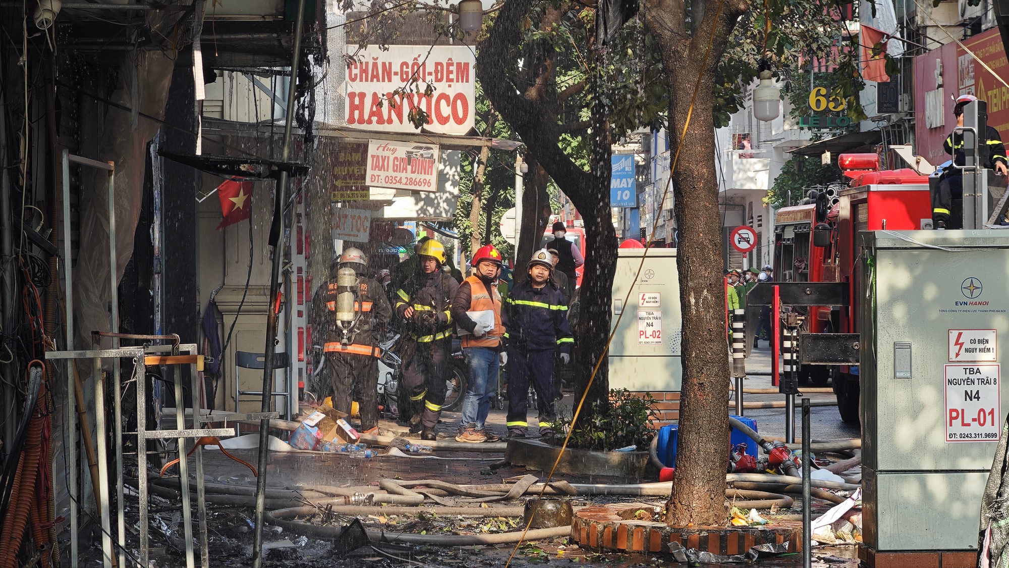 N&Oacute;NG: Ch&aacute;y lớn tại căn nh&agrave; 7 tầng ở H&agrave; Nội, chủ nh&agrave; hoảng loạn nhảy từ tr&ecirc;n cao tho&aacute;t th&acirc;n- Ảnh 5.