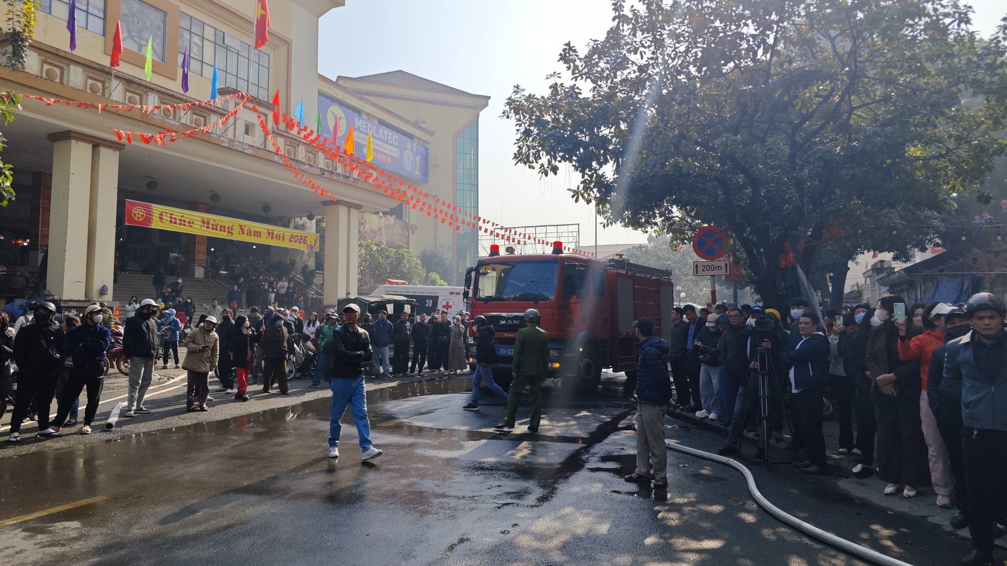 N&Oacute;NG: Ch&aacute;y lớn tại căn nh&agrave; 7 tầng ở H&agrave; Nội, chủ nh&agrave; hoảng loạn nhảy từ tr&ecirc;n cao tho&aacute;t th&acirc;n- Ảnh 6.