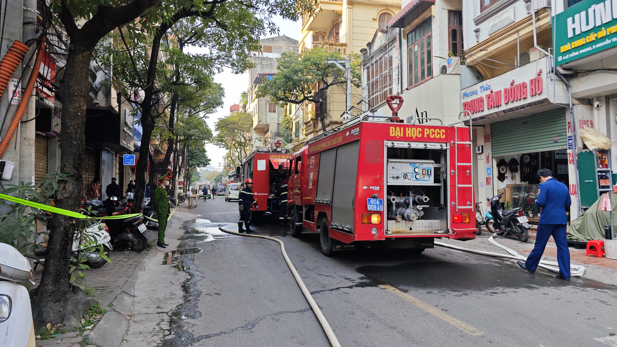 N&Oacute;NG: Ch&aacute;y lớn tại căn nh&agrave; 7 tầng ở H&agrave; Nội, chủ nh&agrave; hoảng loạn nhảy từ tr&ecirc;n cao tho&aacute;t th&acirc;n- Ảnh 2.