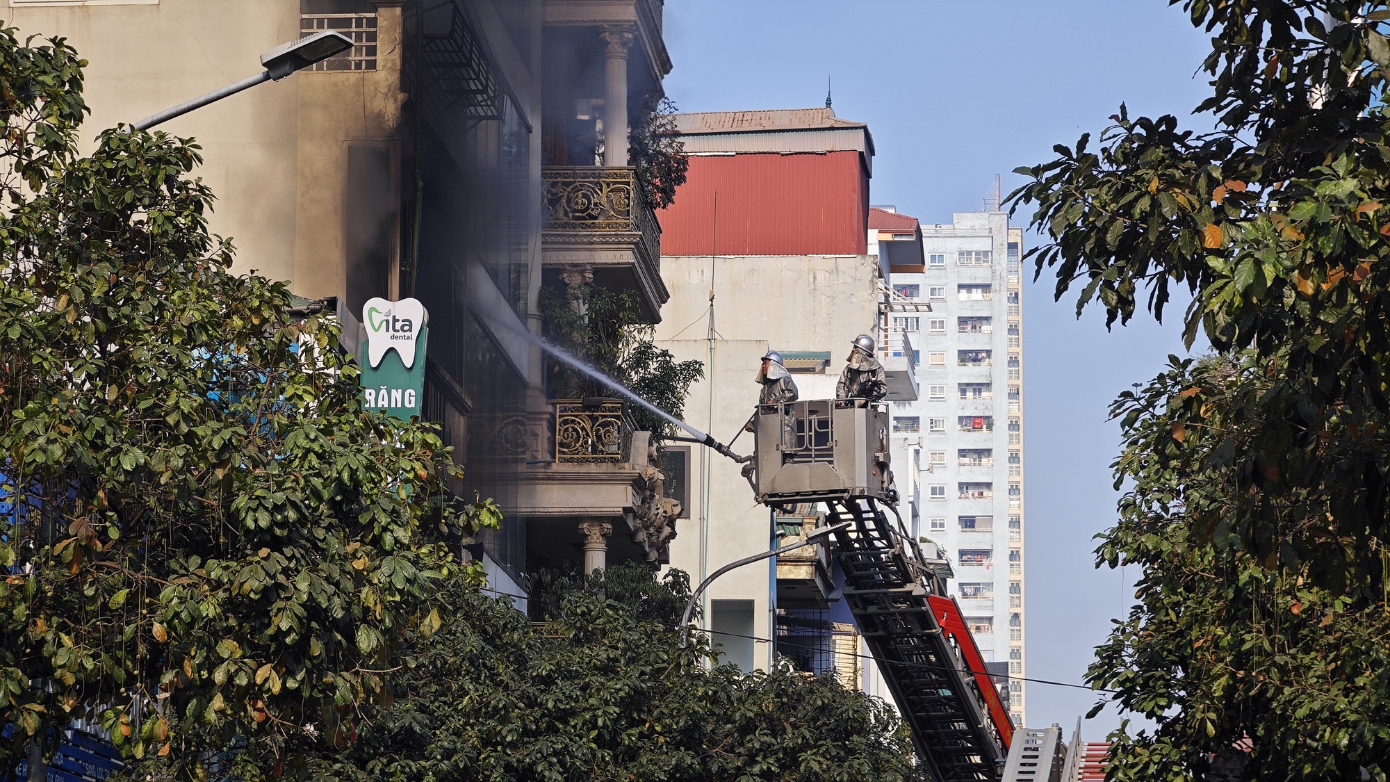 N&Oacute;NG: Ch&aacute;y lớn tại căn nh&agrave; 7 tầng ở H&agrave; Nội, chủ nh&agrave; hoảng loạn nhảy từ tr&ecirc;n cao tho&aacute;t th&acirc;n- Ảnh 11.