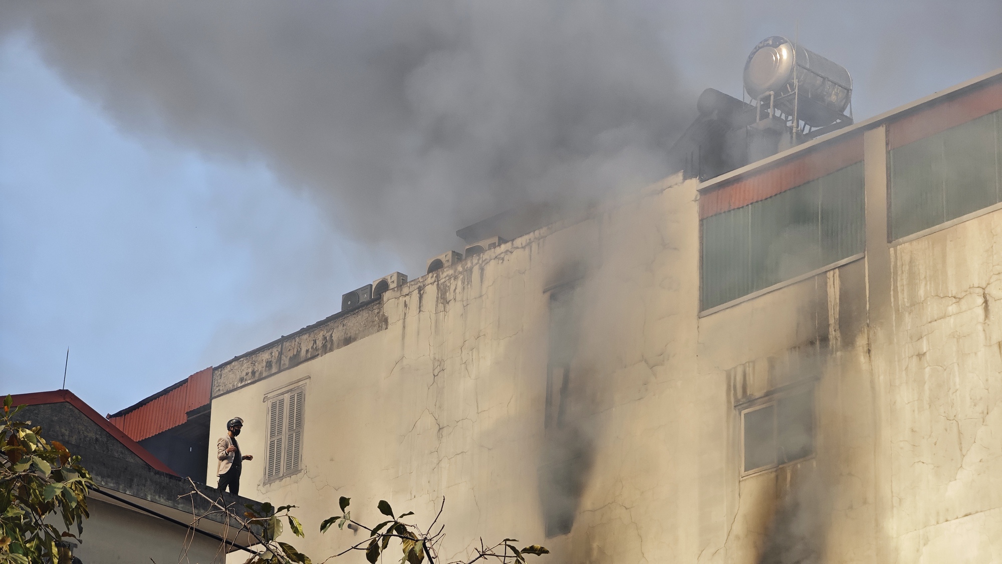 N&Oacute;NG: Ch&aacute;y lớn tại căn nh&agrave; 7 tầng ở H&agrave; Nội, chủ nh&agrave; hoảng loạn nhảy từ tr&ecirc;n cao tho&aacute;t th&acirc;n- Ảnh 10.