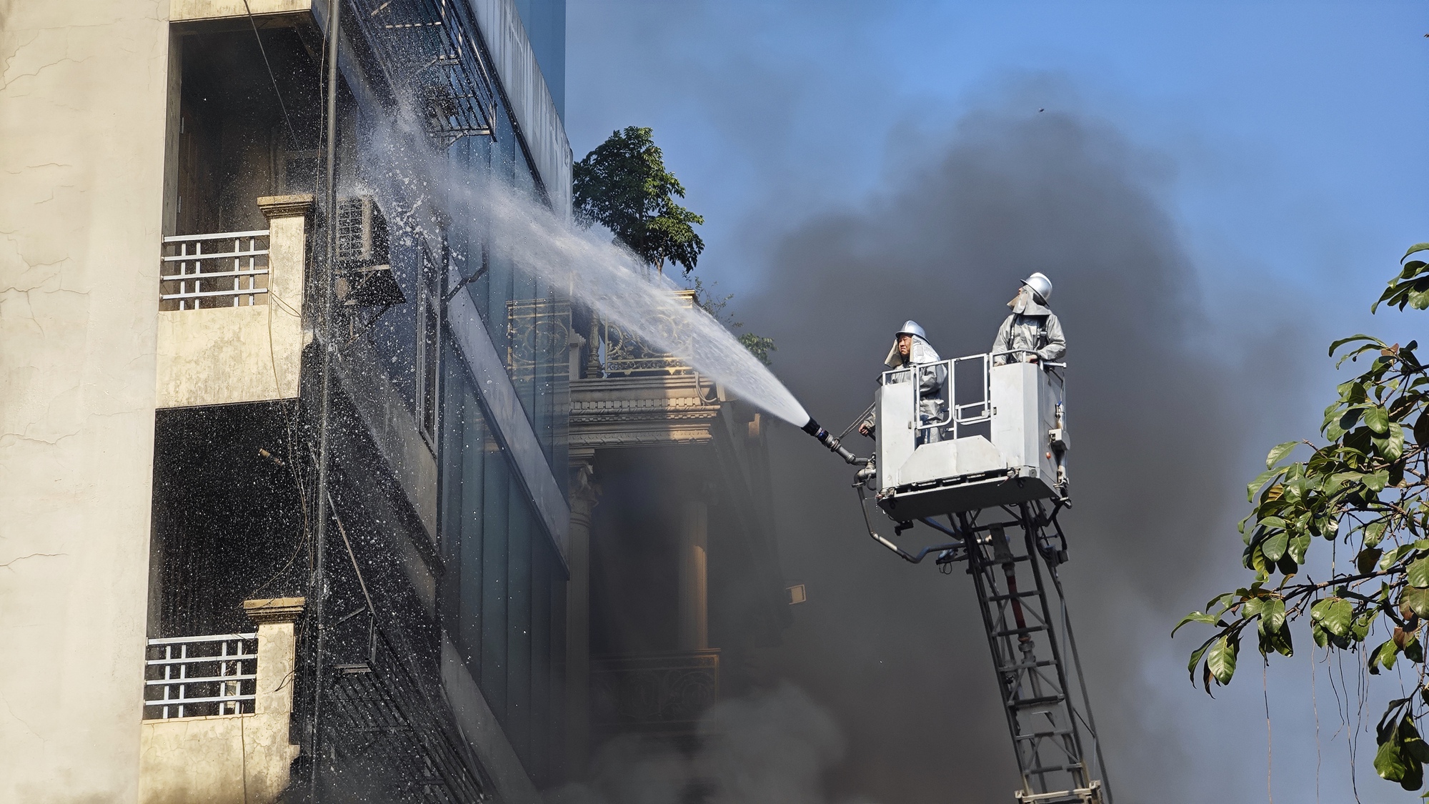 Vụ cháy nhà 7 tầng ở Hà Đông: Số người thiệt mạng tăng lên 3- Ảnh 1. Vụ cháy nhà 7 tầng ở Hà Đông: Số người thiệt mạng tăng lên 3- Ảnh 1.