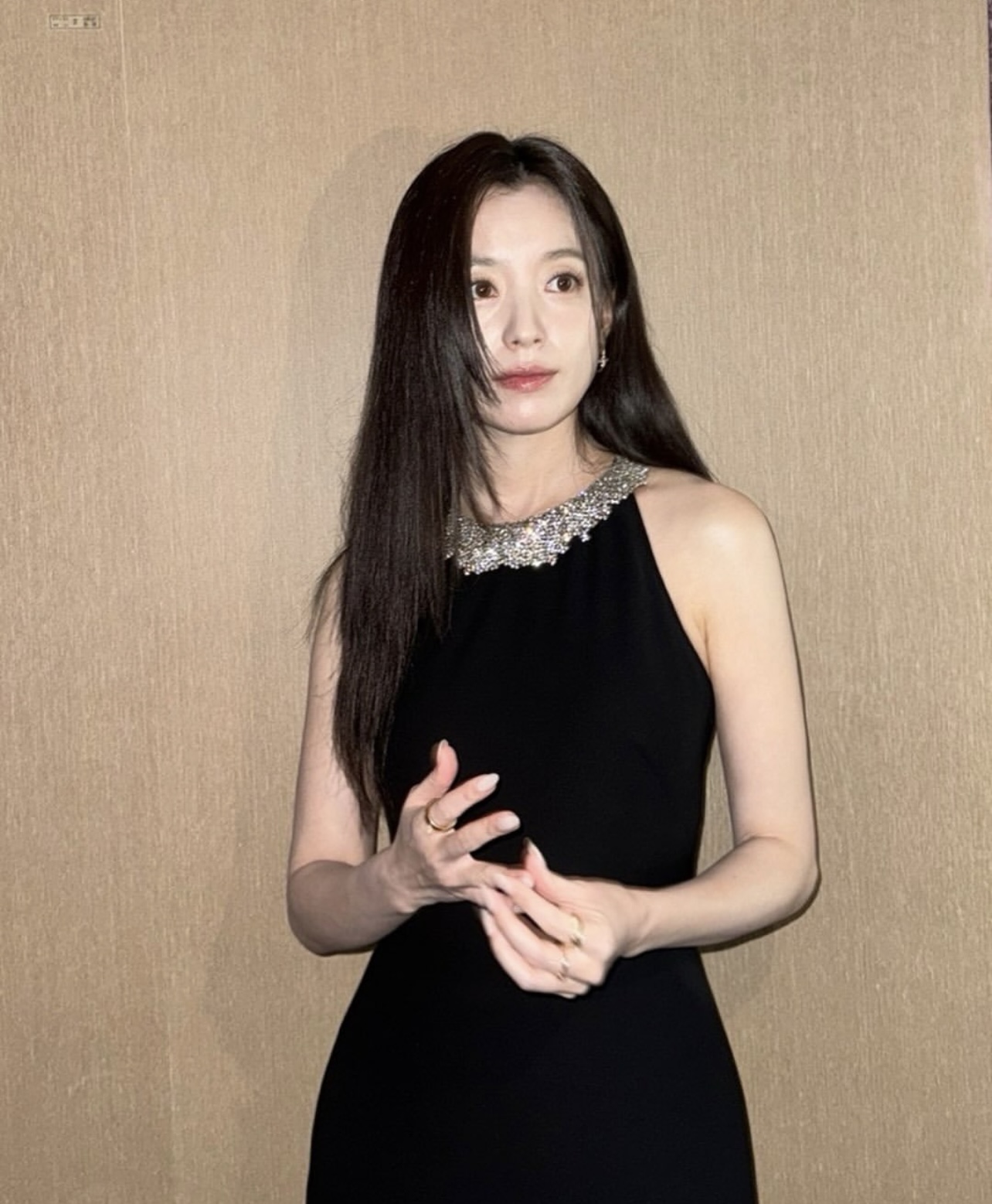 Minh tinh 39 tuổi đăng ảnh cận cam thường: Biết ngắm làn da không tuổi hay bộ nhẫn vài trăm triệu đây?- Ảnh 8. Minh tinh 39 tuổi đăng ảnh cận cam thường: Biết ngắm làn da không tuổi hay bộ nhẫn vài trăm triệu đây?- Ảnh 8.