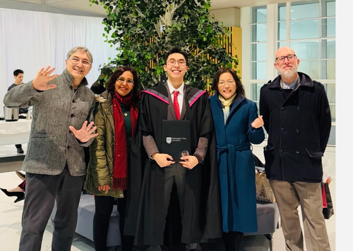 Từ căn nh&agrave; nhỏ với mẹ l&agrave;m học sinh đầu ti&ecirc;n đến bằng thạc sĩ Anh xuất sắc- Ảnh 3.