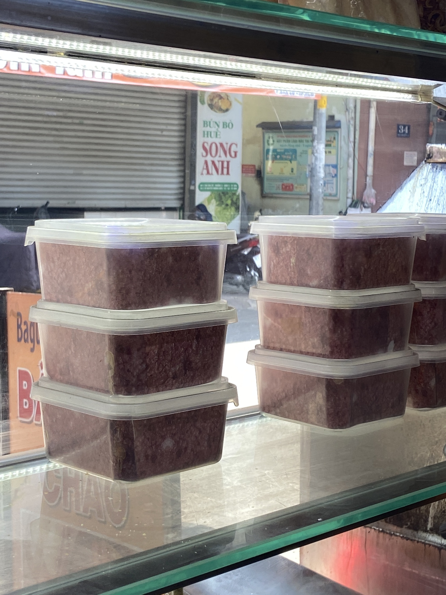 Vụ 120 tấn thịt heo bệnh tuồn v&agrave;o Đồ hộp Hạ Long: Nhiều qu&aacute;n Pate Cột Đ&egrave;n vỉa h&egrave; "d&iacute;nh đạn lạc", h&agrave;ng loạt kh&aacute;ch h&agrave;ng hoang mang lo lắng- Ảnh 2.