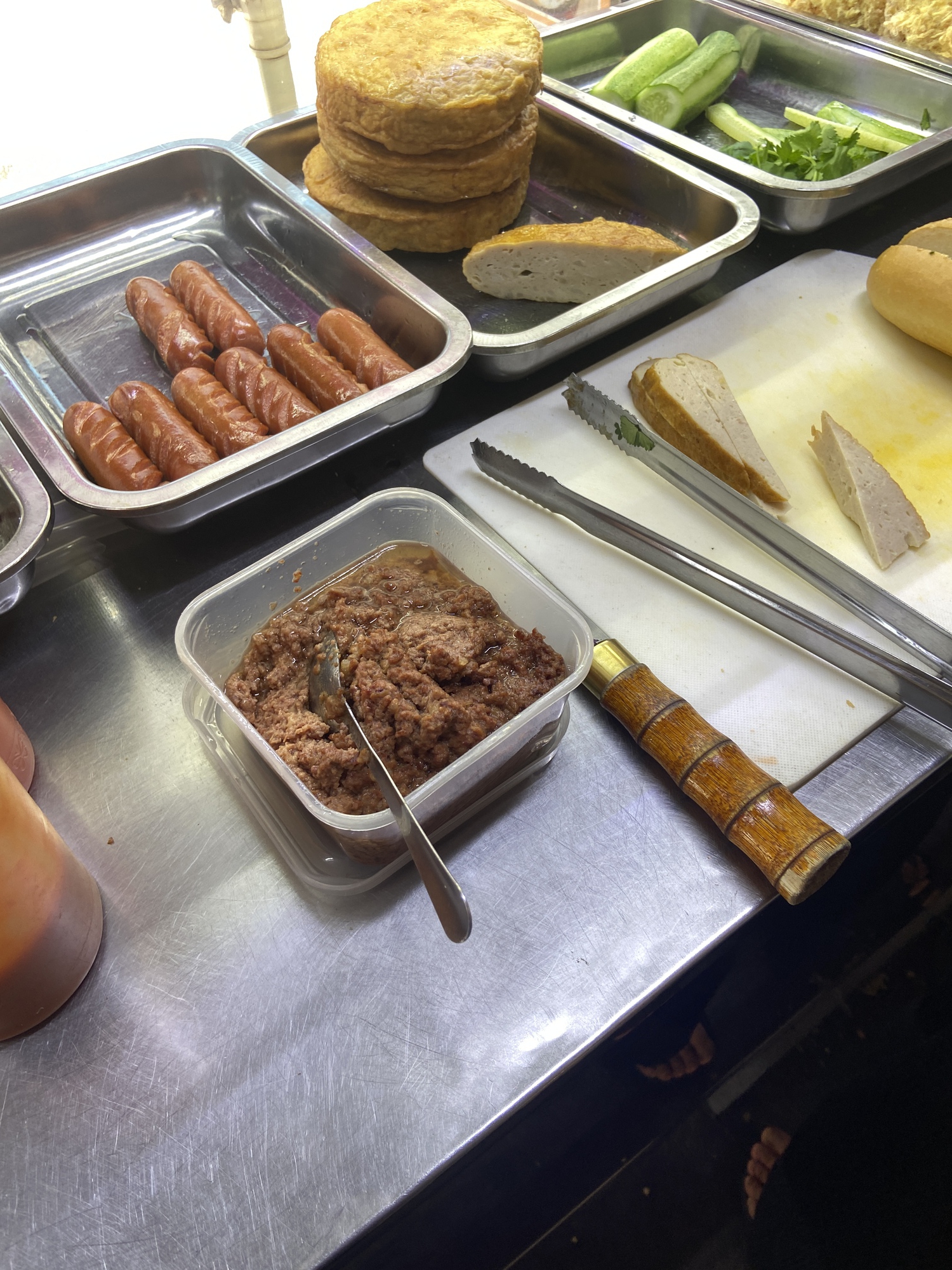 Vụ 120 tấn thịt heo bệnh tuồn v&agrave;o Đồ hộp Hạ Long: Nhiều qu&aacute;n Pate Cột Đ&egrave;n vỉa h&egrave; "d&iacute;nh đạn lạc", h&agrave;ng loạt kh&aacute;ch h&agrave;ng hoang mang lo lắng- Ảnh 3.