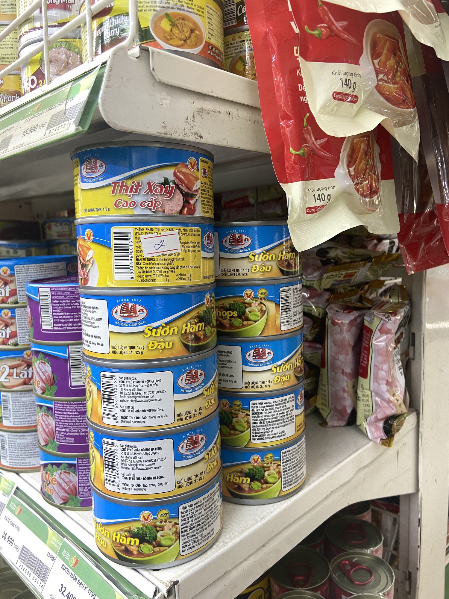 Sau vụ ph&aacute;t hiện 120 tấn thịt heo bệnh, h&agrave;ng loạt sản phẩm Đồ hộp Hạ Long vẫn xuất hiện tại nhiều si&ecirc;u thị, c&oacute; nơi c&ograve;n &ldquo;ch&aacute;y h&agrave;ng&rdquo;- Ảnh 9.