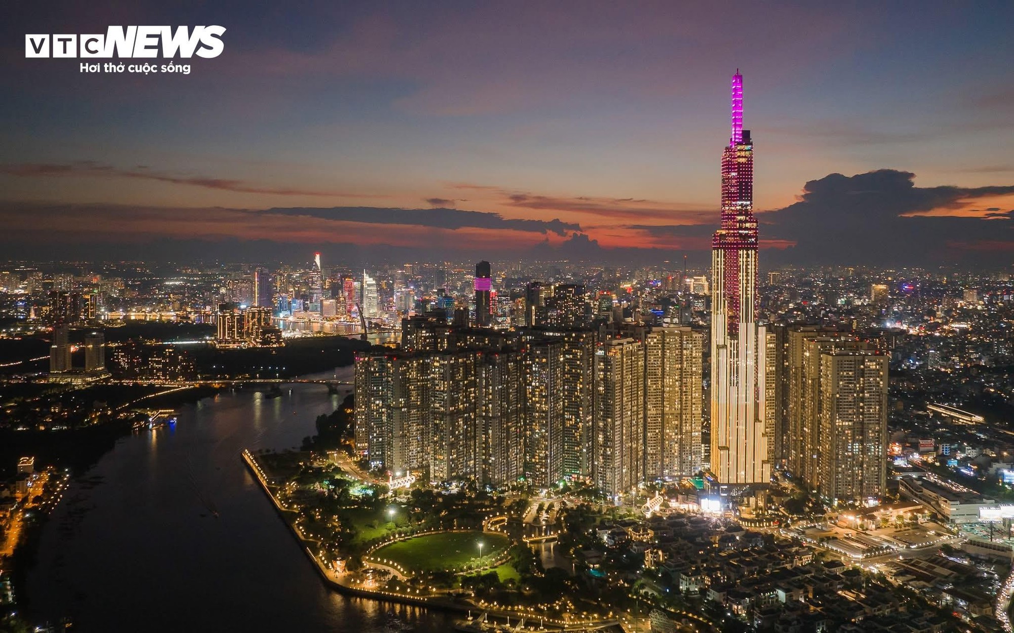 Ở TP.HCM 15 năm kh&ocirc;ng mua nổi nh&agrave;, vợ chồng trẻ khăn g&oacute;i về qu&ecirc; x&acirc;y 'biệt phủ'- Ảnh 1.