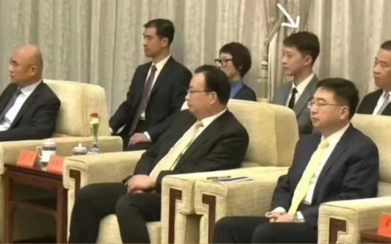 Lại Qu&aacute;n L&acirc;m xuất hiện trong bộ vest x&aacute;m, t&oacute;c cắt ngắn gọn g&agrave;ng, v&oacute;c d&aacute;ng đầy đặn hơn v&agrave; vẻ ngo&agrave;i nghi&ecirc;m t&uacute;c, chững chạc