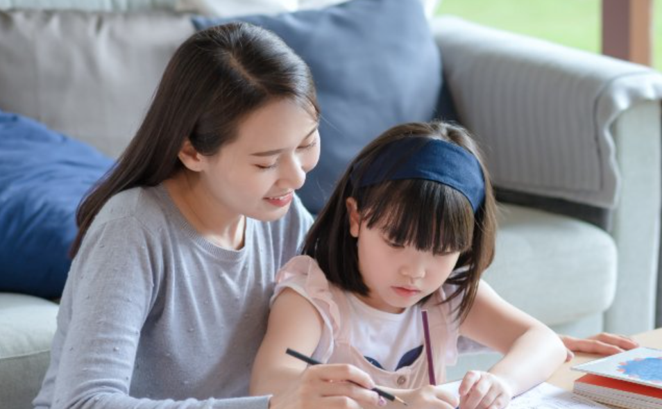 Harvard ph&aacute;t hiện, nh&agrave; c&oacute; 1 người mẹ như n&agrave;y th&igrave;: Con g&aacute;i lớn l&ecirc;n th&agrave;nh đạt, con trai hiểu chuyện, biết đỡ đần vợ con!- Ảnh 1.