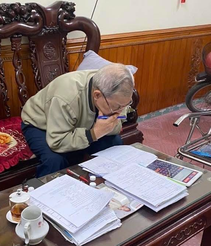 &Ocirc;ng nội 78 tuổi cặm cụi giải đề To&aacute;n, Văn, Anh để gi&uacute;p ch&aacute;u &ocirc;n thi học kỳ- Ảnh 1.