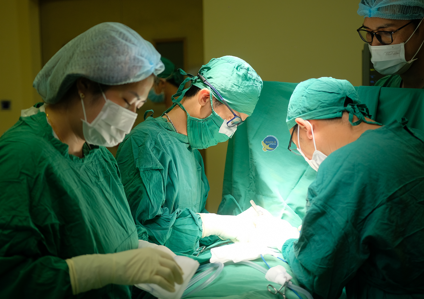 Nam c&ocirc;ng nh&acirc;n su&yacute;t l&igrave;a đầu v&igrave; bị cửa thang m&aacute;y kẹp cổ- Ảnh 1.