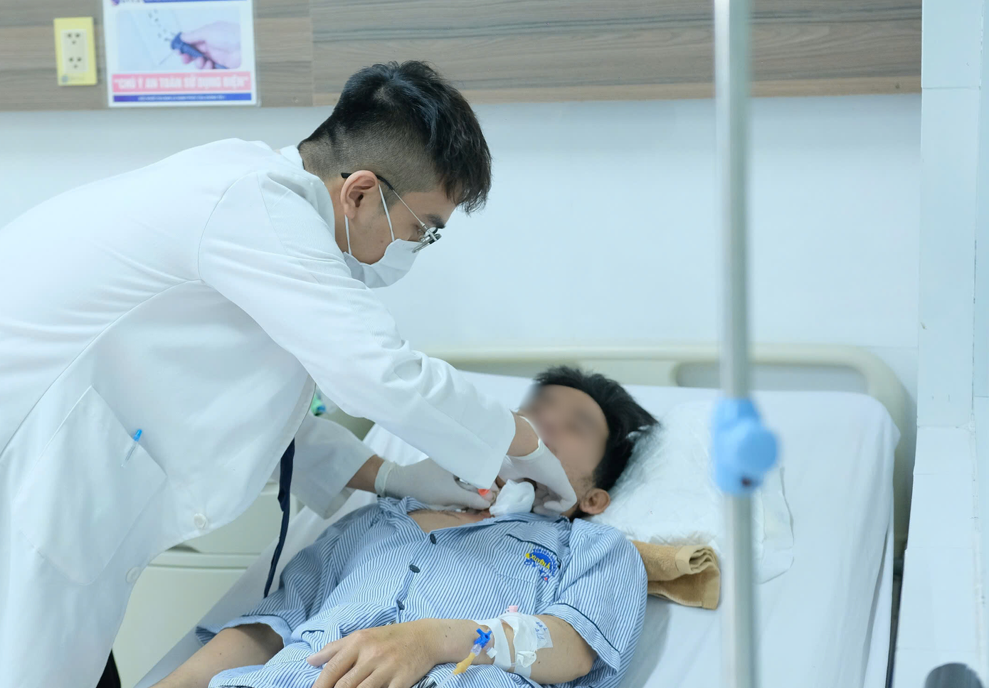 Nam c&ocirc;ng nh&acirc;n su&yacute;t l&igrave;a đầu v&igrave; bị cửa thang m&aacute;y kẹp cổ- Ảnh 2.