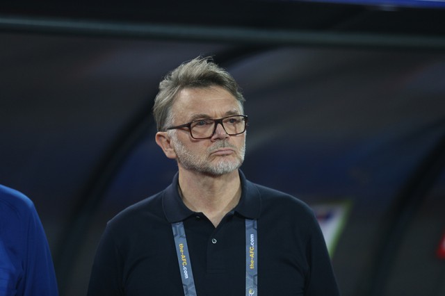 Sự trùng hợp đến khó tin: Ông Park Hang-seo đối đầu ông Troussier, cầu thủ bị nhận thẻ đỏ nay là HLV tuyển Việt Nam- Ảnh 3. Sự trùng hợp đến khó tin: Ông Park Hang-seo đối đầu ông Troussier, cầu thủ bị nhận thẻ đỏ nay là HLV tuyển Việt Nam- Ảnh 3.