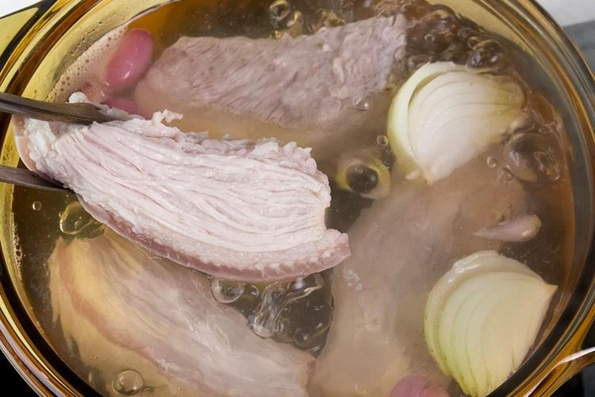 Luộc thịt n&ecirc;n thả nước lạnh hay đợi nước s&ocirc;i? Chuy&ecirc;n gia giải đ&aacute;p 1 c&acirc;u khiến nhiều người lập tức thay đổi suy nghĩ- Ảnh 1.