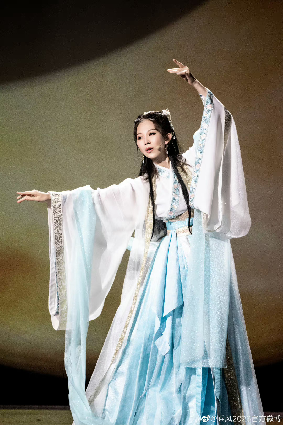 &Aacute; hậu l&agrave;m nh&acirc;n t&igrave;nh cho đại gia hơn 20 tuổi đi thi h&aacute;t lấy lại h&agrave;o quang, nhưng giọng th&igrave; "thảm họa"- Ảnh 1.