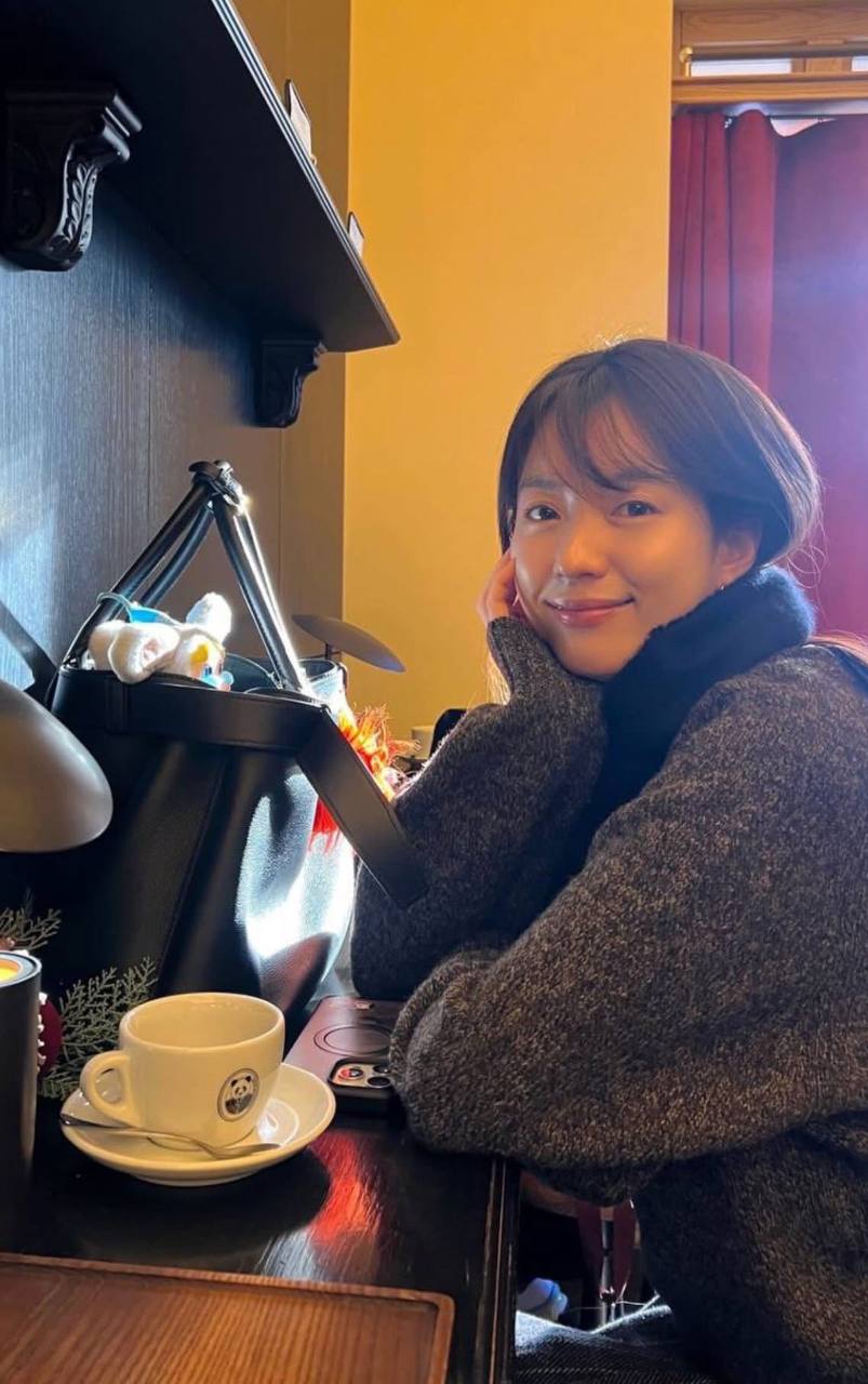 Minh tinh 39 tuổi đăng ảnh cận cam thường: Biết ngắm làn da không tuổi hay bộ nhẫn vài trăm triệu đây?- Ảnh 3. Minh tinh 39 tuổi đăng ảnh cận cam thường: Biết ngắm làn da không tuổi hay bộ nhẫn vài trăm triệu đây?- Ảnh 3.