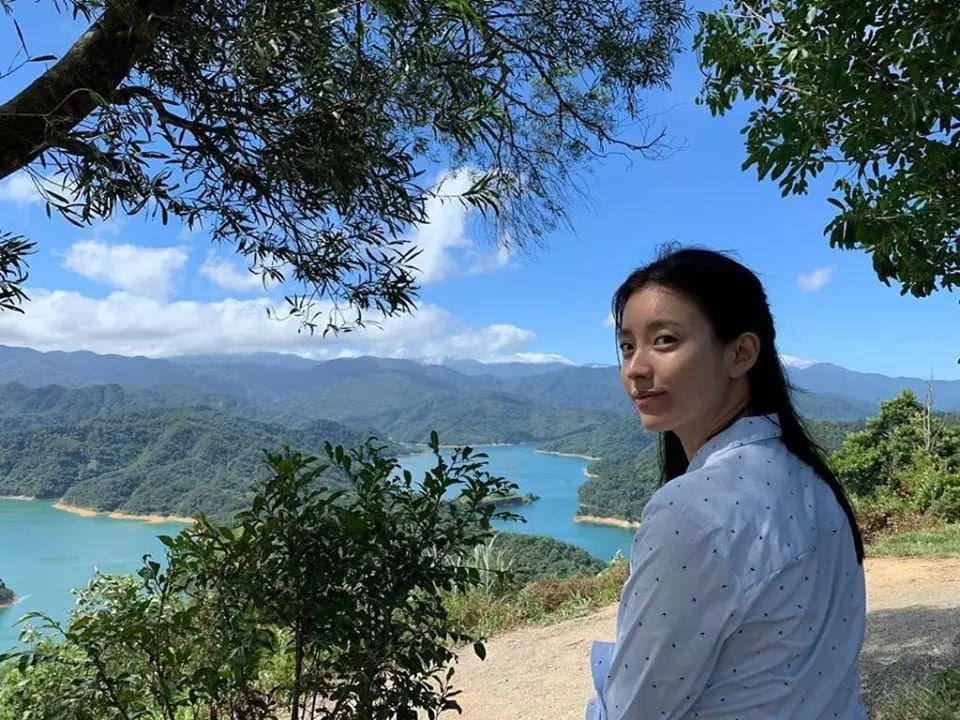 Minh tinh 39 tuổi đăng ảnh cận cam thường: Biết ngắm làn da không tuổi hay bộ nhẫn vài trăm triệu đây?- Ảnh 6. Minh tinh 39 tuổi đăng ảnh cận cam thường: Biết ngắm làn da không tuổi hay bộ nhẫn vài trăm triệu đây?- Ảnh 6.