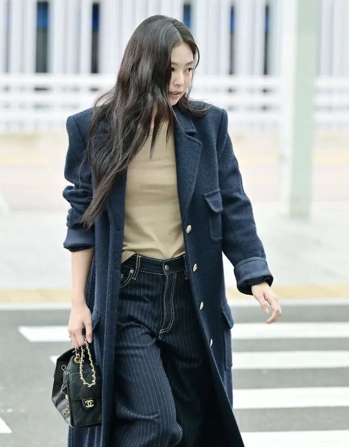 Chẳng cần sắm sửa nhiều, m&ugrave;a đ&ocirc;ng chỉ cần đ&uacute;ng một chiếc &aacute;o kho&aacute;c "ch&acirc;n &aacute;i" n&agrave;y l&agrave; đủ để Jennie, Lisa v&agrave; hội mặc đẹp sang chảnh hết nấc- Ảnh 4.