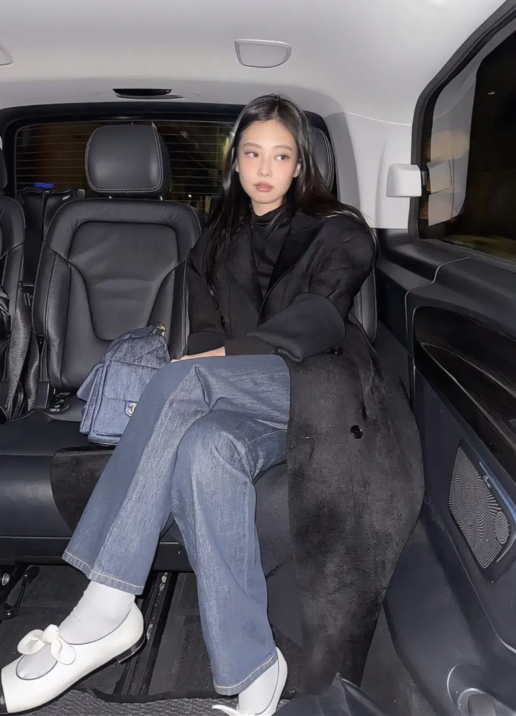 Chẳng cần sắm sửa nhiều, m&ugrave;a đ&ocirc;ng chỉ cần đ&uacute;ng một chiếc &aacute;o kho&aacute;c "ch&acirc;n &aacute;i" n&agrave;y l&agrave; đủ để Jennie, Lisa v&agrave; hội mặc đẹp sang chảnh hết nấc- Ảnh 6.